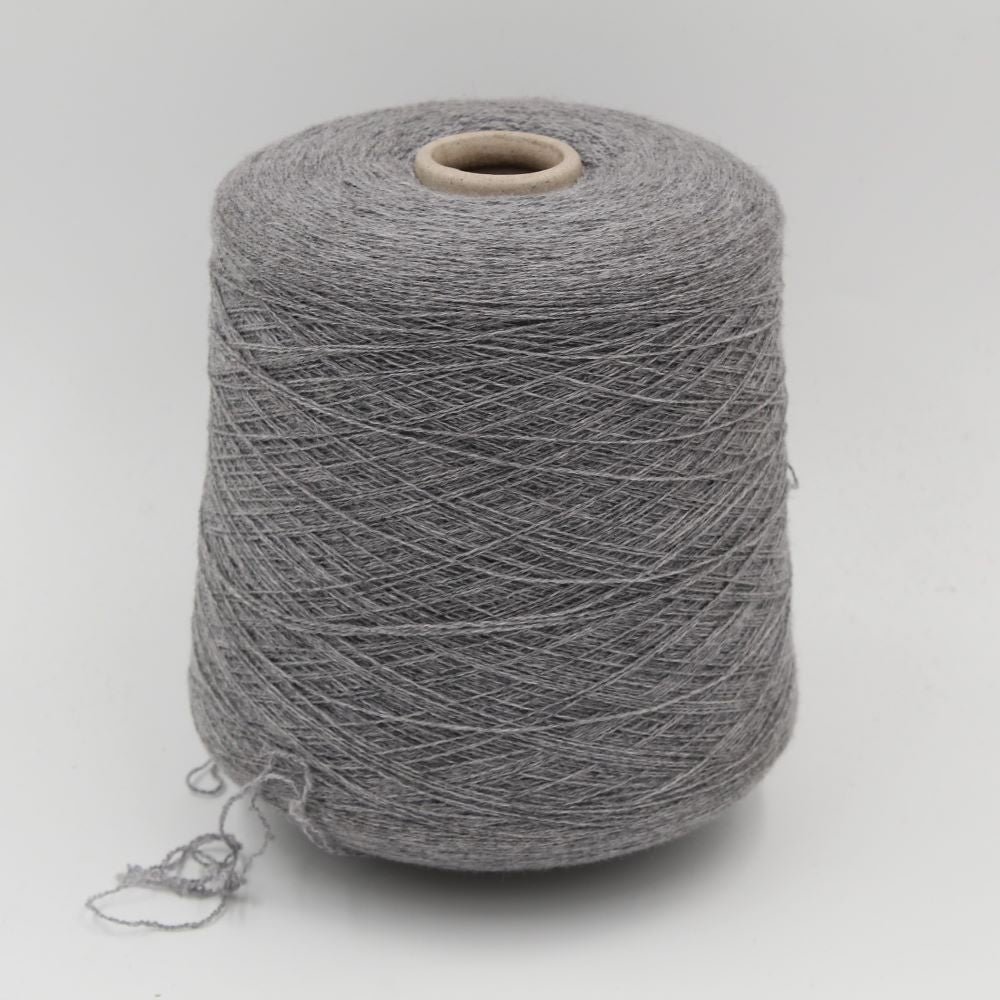 FANTASTIQUE 97% Merinos 3% Poliammide nm 13500 colore grigio chiaro rocche 540gr