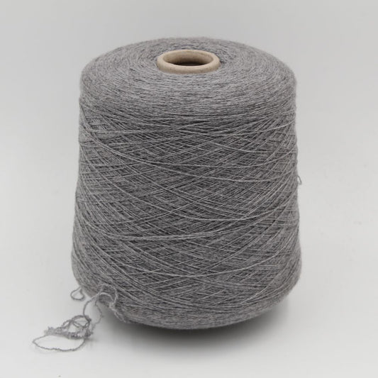 FANTASTIQUE 97% Merinos 3% Poliammide nm 13500 colore grigio chiaro rocche 540gr